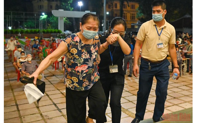 Gần 93% người tr&ecirc;n 18 tuổi tại quận Ho&agrave;n Kiếm (H&agrave; Nội) đ&atilde; ti&ecirc;m ph&ograve;ng Covid-19