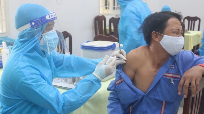 Cách chức Giám đốc Trung tâm Y tế TP Trà Vinh vì tiêm vaccine phòng Covid-19 sai đối tượng