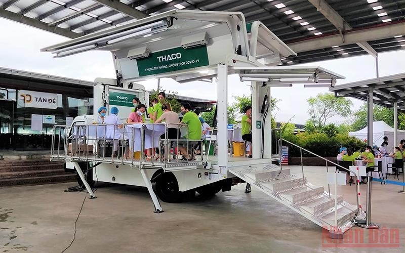 Th&aacute;i B&igrave;nh lần đầu sử dụng xe ti&ecirc;m vaccine lưu động