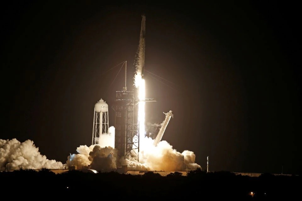 SpaceX đưa phi h&agrave;nh đo&agrave;n d&acirc;n sự đầu ti&ecirc;n l&ecirc;n quỹ đạo