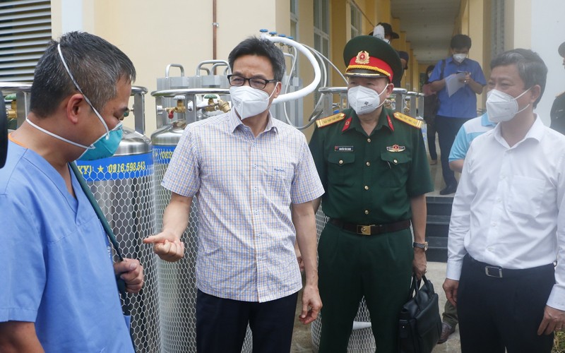 Ph&oacute; Thủ tướng Vũ Đức Đam kiểm tra c&ocirc;ng t&aacute;c ph&ograve;ng, chống dịch tại B&igrave;nh Dương
