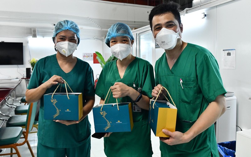 Gần 30 ngh&igrave;n b&aacute;nh trung thu đến với y, b&aacute;c sĩ tại miền nam