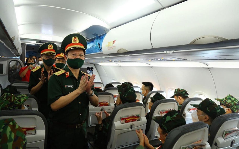 202 c&aacute;n bộ, b&aacute;c sĩ Bệnh viện 108 l&ecirc;n đường hỗ trợ miền nam chống dịch