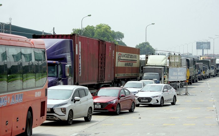 Người d&acirc;n &ugrave;n &ugrave;n đổ về H&agrave; Nội v&igrave; nghĩ "đi lại đ&atilde; thoải m&aacute;i"