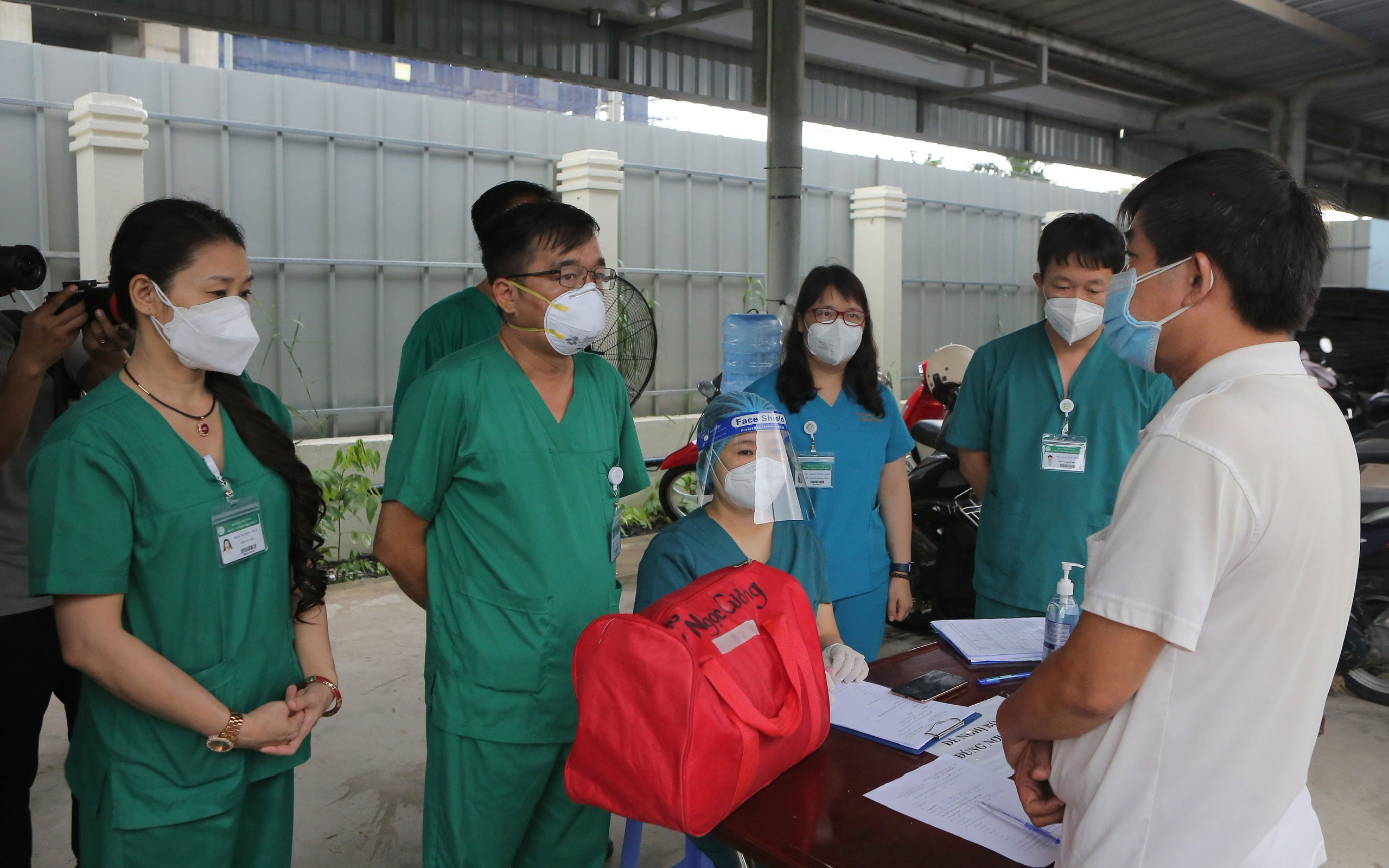 Trao lại &ldquo;kỷ vật&rdquo; cho th&acirc;n nh&acirc;n người bệnh Covid-19 tử vong