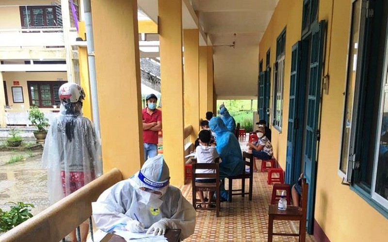 C&aacute;ch ly 81 thầy v&agrave; tr&ograve; sau khi ghi nhận hai học sinh nhiễm Covid-19