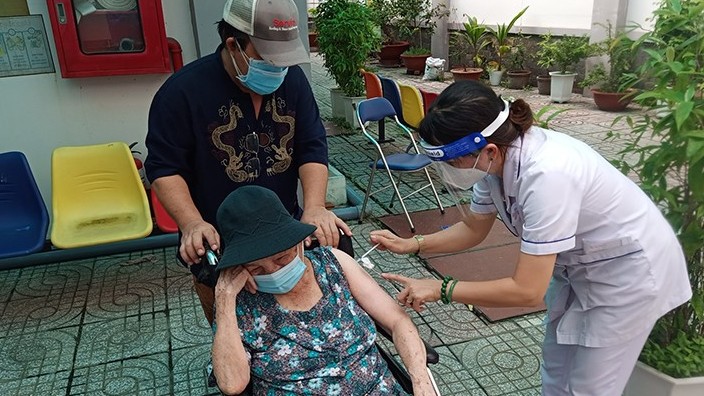 Phát hiện dấu hiệu chuyển nặng của F0 là người cao tuổi