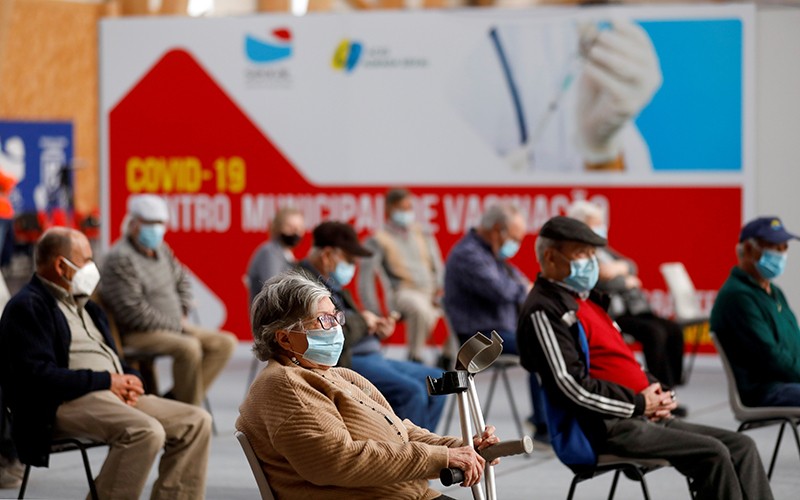 Đại dịch Covid-19 l&agrave;m giảm tuổi thọ con người tr&ecirc;n thế giới