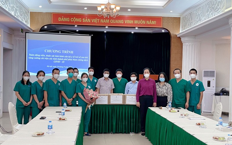 Ng&agrave;y trở về từ t&acirc;m dịch của c&aacute;c chiến sĩ &aacute;o trắng