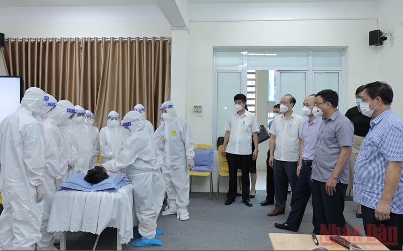Học viên thực hành điều trị, cấp cứu bệnh nhân Covid-19.