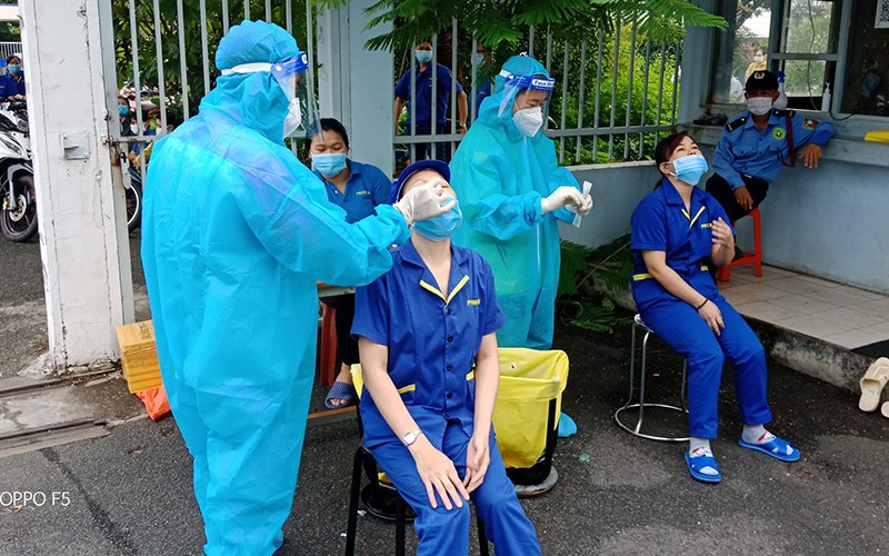 C&ocirc;ng nh&acirc;n ở TP Hồ Ch&iacute; Minh bắt đầu trở lại nh&agrave; m&aacute;y