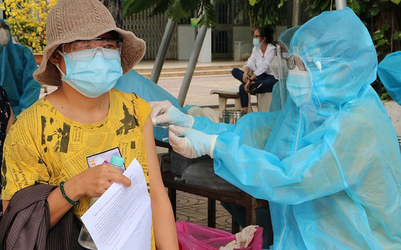 A person in Dong Nai Province is vaccinated against COVID-19.