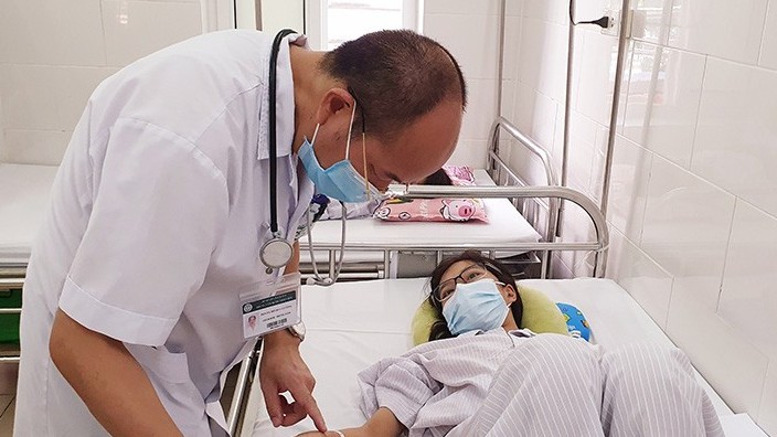 Làm thế nào phân biệt sốt do Covid-19 và sốt xuất huyết?