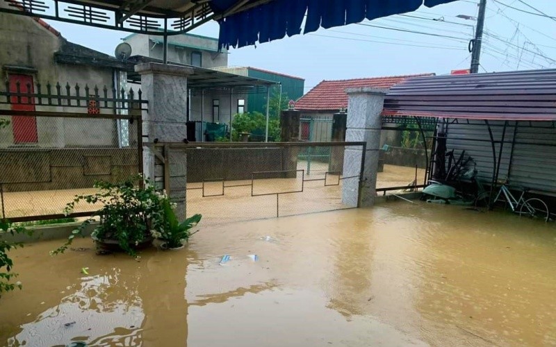 Nước lũ l&ecirc;n nhanh ở Quảng B&igrave;nh, 2 người mất t&iacute;ch