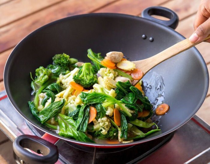 Th&oacute;i quen kh&ocirc;ng ngờ n&agrave;y trước khi x&agrave;o nấu khiến rau củ mất hết vitamin