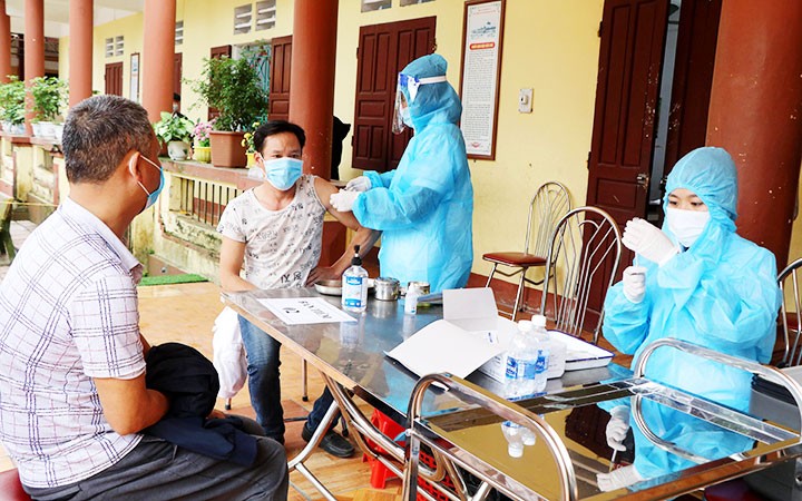 Quyết liệt chặn đ&agrave; tăng số người mắc Covid-19