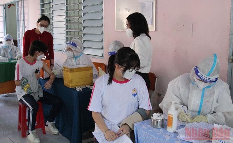 Vĩnh Long bắt đầu ti&ecirc;m vaccine cho trẻ từ 12 đ&ecirc;́n 17 tuổi