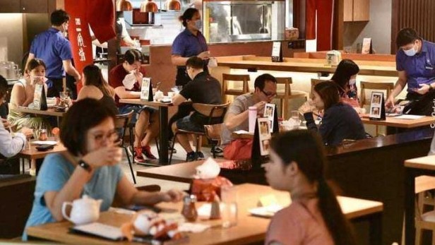 3.000 ca nhiễm/ngày, Singapore sống chung với dịch ra sao?