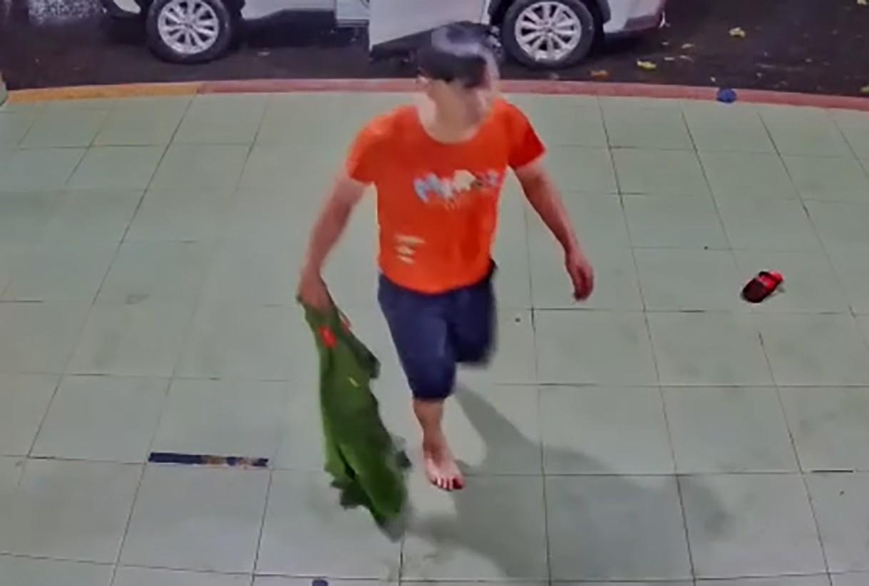 Cán bộ công an chĩa súng vào nhân viên y tế