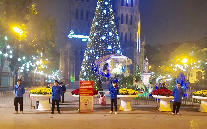 Thanh niên quận Hoàn Kiếm ra quân ngăn tình trạng tập trung đông người đêm Noel, nhằm hạn chế tình trạng lây nhiễm Covid-19.