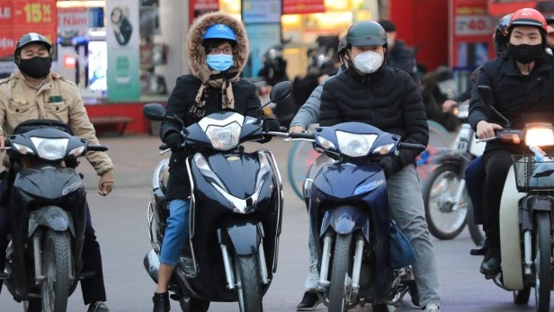 Chùm ảnh: Muôn kiểu chống rét của người dân Hà Nội