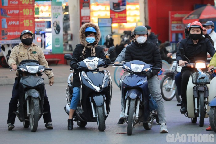 Ch&ugrave;m ảnh: Mu&ocirc;n kiểu chống r&eacute;t của người d&acirc;n H&agrave; Nội