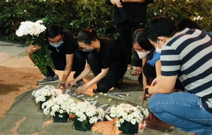 Người d&acirc;n S&agrave;i G&ograve;n Pearl cầu nguyện cho b&eacute; g&aacute;i 8 tuổi nghi bị bạo h&agrave;nh