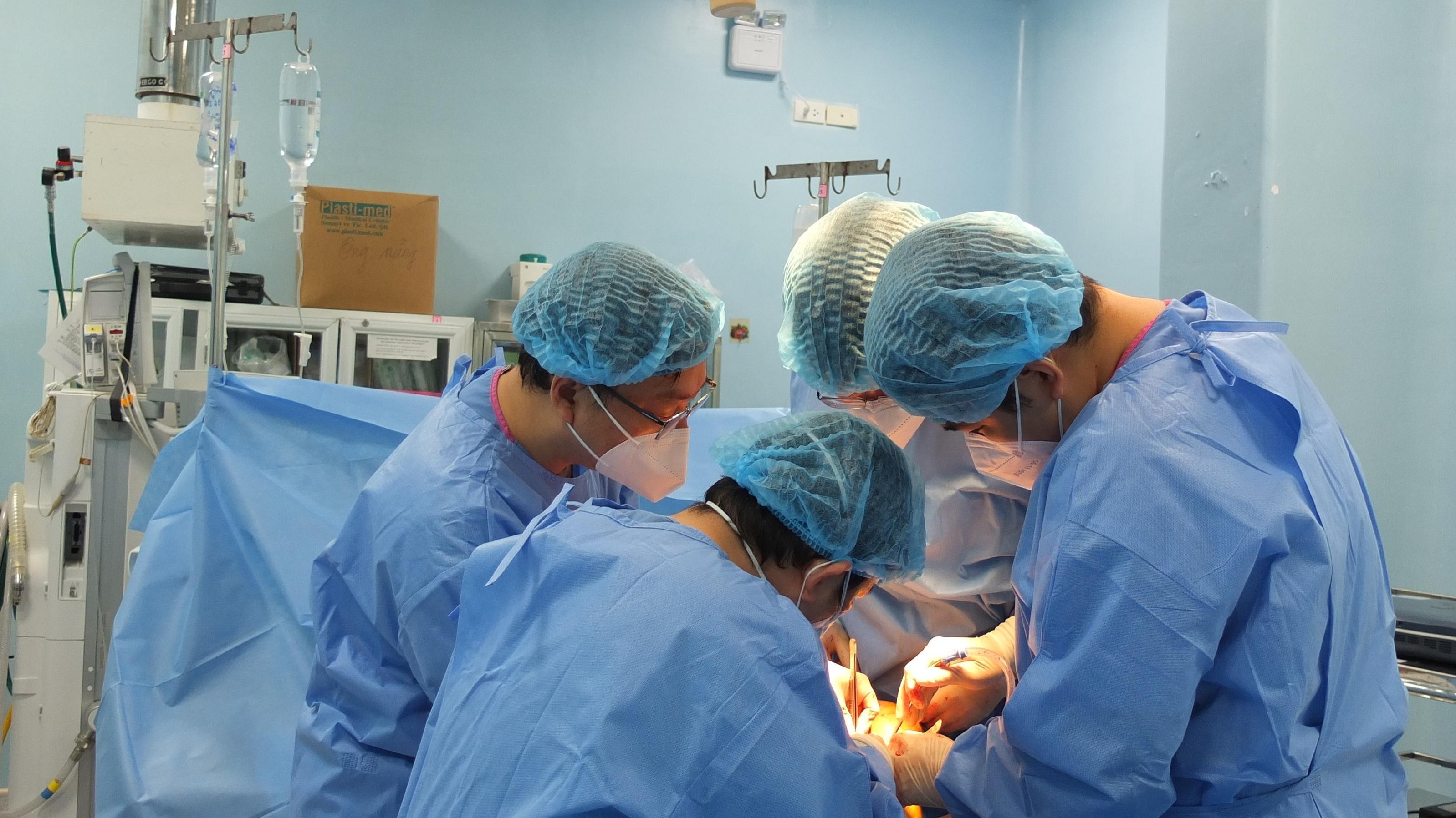 Dùng màng ngoài tim bò tạo hình mạch máu cứu người bệnh viêm thủng động mạch chủ