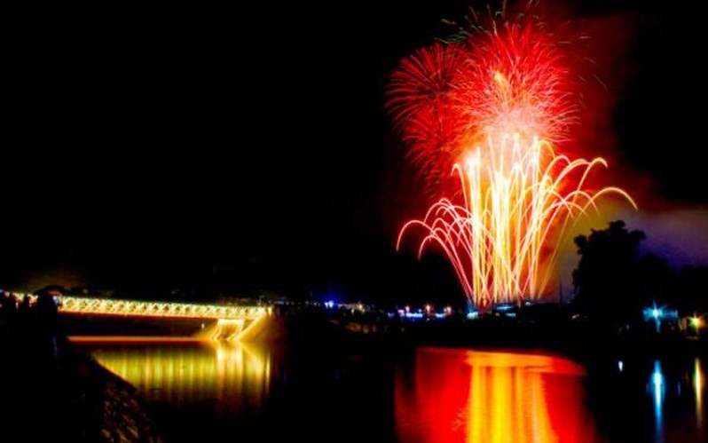 Bộ Y tế đã có văn bản gửi Văn phòng Chính phủ về việc bắn pháo hoa và các biện pháp phòng, chống dịch trong dịp Tết Nguyên đán Nhâm Dần 2022.

Bộ Y tế cho biết, hiện nay, nhiều địa phương vẫn ghi nhận số mắc Covid-19 hằng ngày trong cộng đồng, đặc biệt tại các địa phương có mật độ dân cư cao, giao thương, đi lại lớn. Ngoài ra biến chủng Omicron đang lây lan nhanh, diễn biến phức tạp, khó lường tại nhiều quốc gia trên thế giới và trong khu vực.

Để bảo đảm công tác phòng, chống dịch Covid-19, đặc biệt trong dịp Tết Nguyên đán Nhâm Dần năm 2022; Bộ Y tế đề nghị các địa phương tốt nhất không tổ chức bắn pháo hoa, nếu tổ chức bắn pháo hoa phải bảo đảm tuân thủ quy định 5K (khẩu trang, khử khuẩn, không tụ tập, khai báo y tế và khoảng cách), không tập trung đông người chung quanh khu vực bắn pháo hoa.

Việc sinh hoạt, đi lại, giao thương của người dân trong thời gian nghỉ Tết Nguyên đán tuyệt đối tuân thủ đúng và đầy đủ quy định 5K của Ban Chỉ đạo Quốc gia phòng, chống dịch Covid-19; tuyệt đối không lơ là, chủ quan, bảo đảm tiếp tục thực hiện hiệu quả thích ứng an toàn, linh hoạt, kiểm soát hiệu quả với dịch Covid-19.

Các địa phương căn cứ diễn biến tình hình dịch thực hiện đánh giá cấp độ dịch trên Cổng thông tin điện tử của địa phương và Bộ Y tế để có các biện pháp tăng cường đối với công tác phòng, chống dịch Covid-19 trên địa bàn theo quy định tại Nghị quyết số 128/NQ-CP của Chính phủ quy định tạm thời 