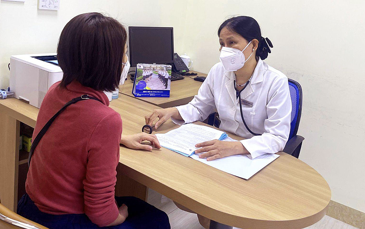 Bác sĩ Nguyễn Thị Minh Đức đang tư vấn cho một F0 khỏi bệnh gặp nhiều di chứng hậu nhiễm. Ảnh: Bệnh viện cung cấp