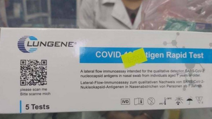 Một hiệu thuốc tại quận Thanh Xuân bán que test nhanh giá 65.000 đồng. Ảnh: L.Th
