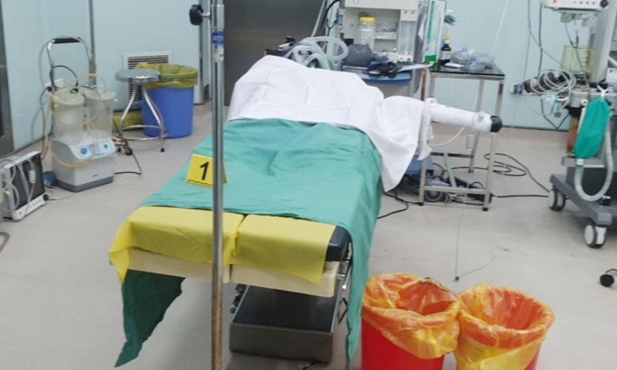 Theo người nhà, bệnh nhân có tiền sử bệnh hen suyễn, mắc Covid-19 và khỏi hồi tháng 11/2021. Trước khi phẫu thuật khoảng ba tuần, cô phải truyền đạm, nước vì mệt mỏi, không ăn uống được. Trước khi phẫu thuật nâng ngực, cô đã báo tình trạng bản thân với bác sĩ.

