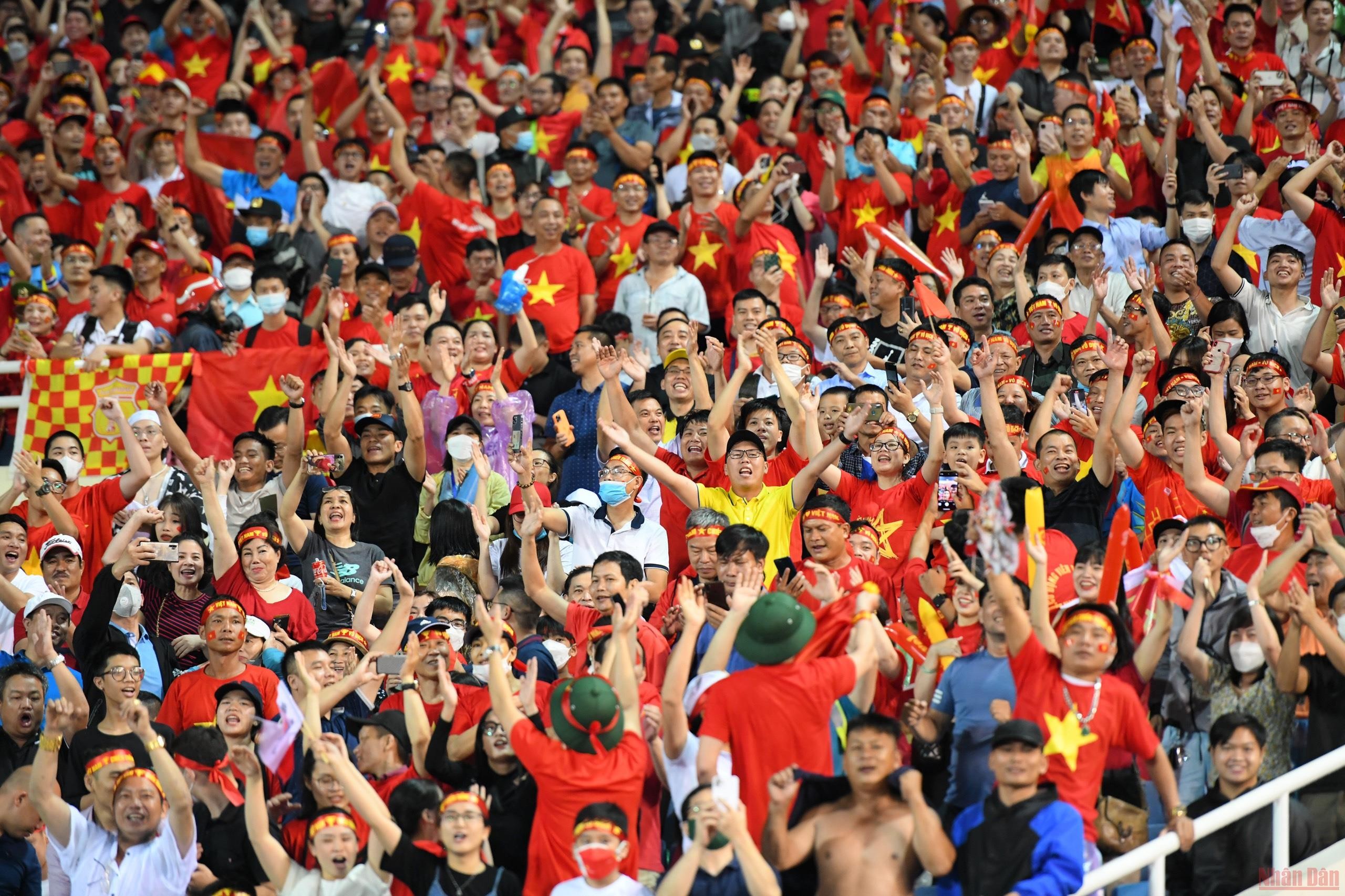 Sân Mỹ Đình vỡ òa cảm xúc sau bàn mở tỷ số của Nhâm Mạnh Dũng. (Ảnh: THÀNH ĐẠT)