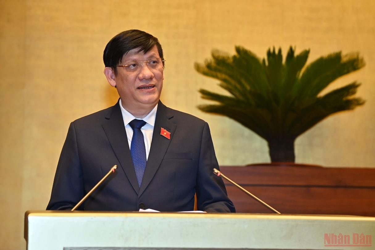 Bộ trưởng Y tế Nguyễn Thanh Long trình bày Tờ trình dự án Luật Khám bệnh, chữa bệnh (sửa đổi). (Ảnh: NGUYÊN LINH)