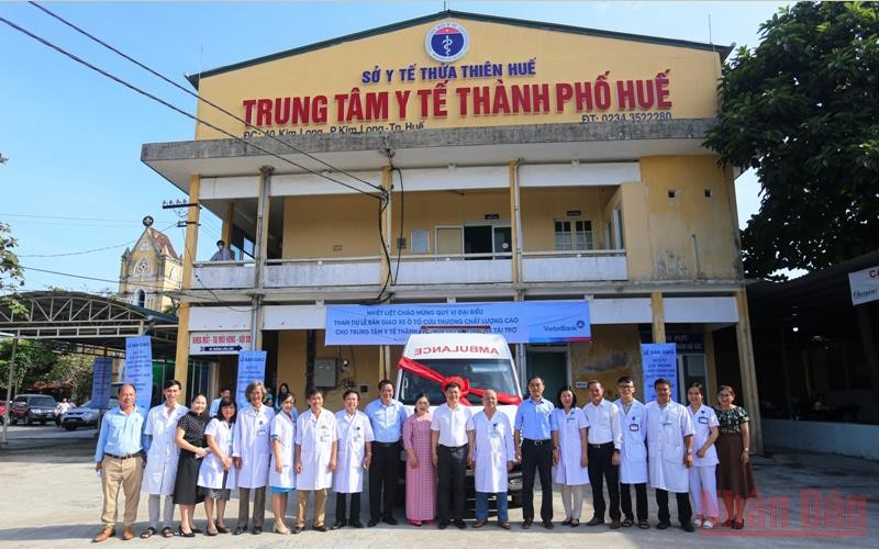 VietinBank trao tặng xe cứu thương chất lượng cao cho thành phố Huế