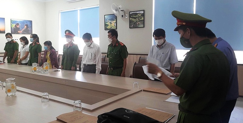 Các cơ quan chức năng tống đạt các quyết định khởi tố, lệnh bắt tạm giam tại CDC vào trưa 27/5.