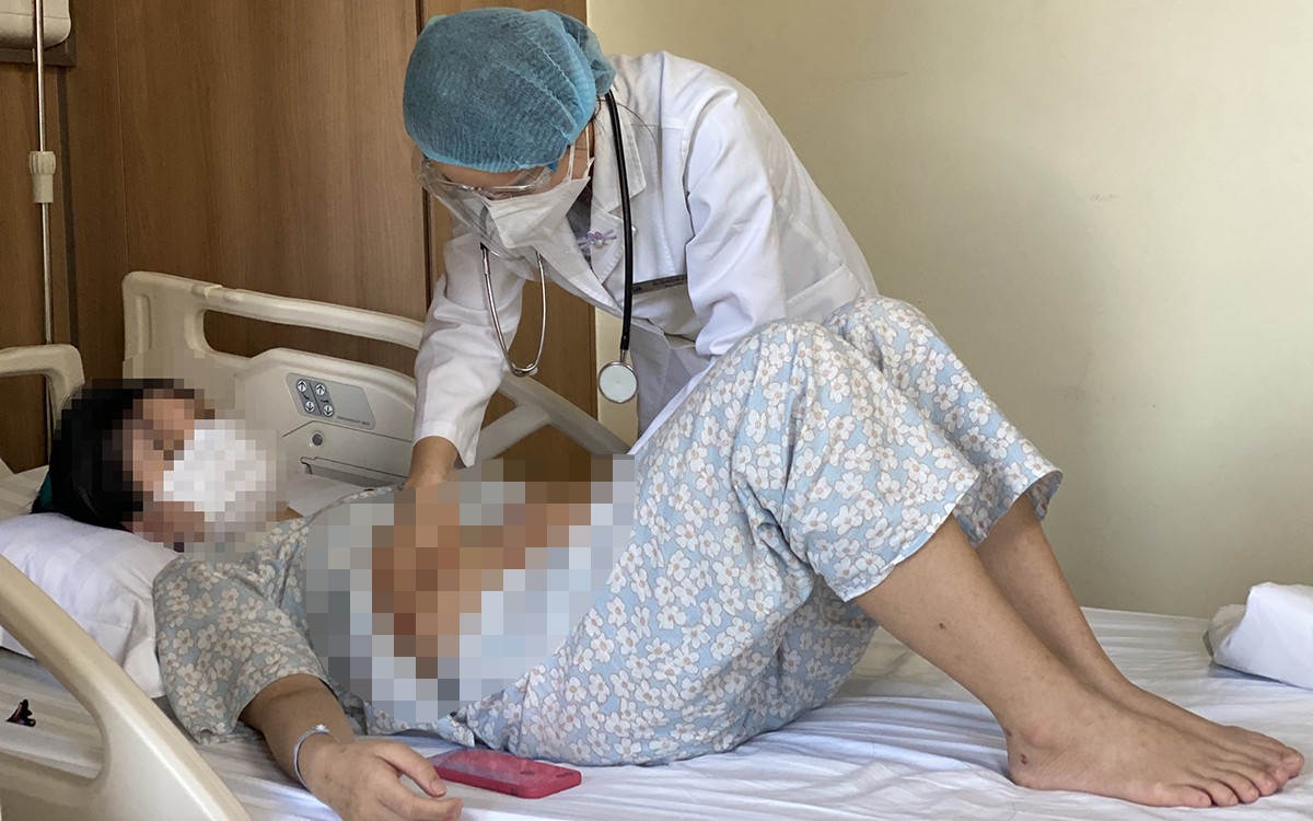 Bác sĩ Thoa khám cho bệnh nhi nằm điều trị tại viện.