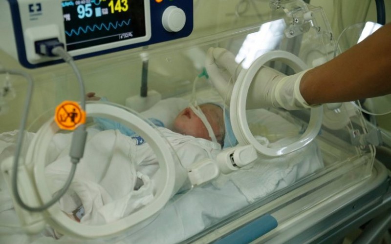 Bé trai nặng 2kg chào đời bình an. (Ảnh: Báo Công an nhân dân)