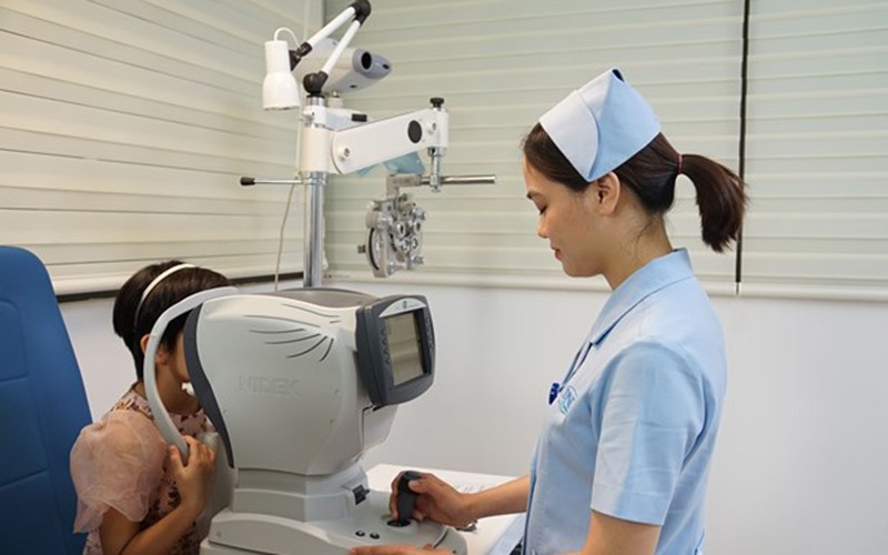 Cảnh báo tật khúc xạ đang gia tăng trong thanh thiếu niên Việt Nam