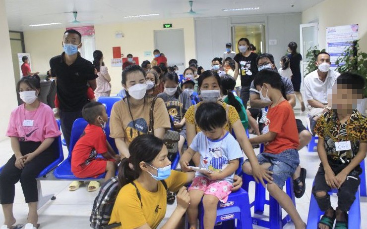 Gần 100 trẻ em tới khám, đăng ký phẫu thuật miễn phí.