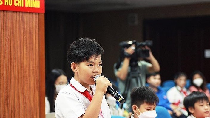 Đại diện các em thiếu nhi nhận bảo trợ dài hạn từ Chương trình “Nối vòng tay thương” chia sẻ về quá trình học tập, phấn đấu mỗi ngày