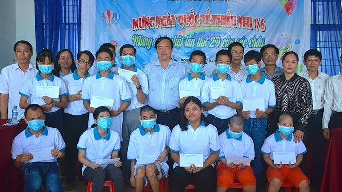 Chủ tịch tỉnh Cà Mau tặng quà cho trẻ em có hoàn cảnh đặc biệt khó khăn tại Trung tâm Hỗ trợ phát triển giáo dục và hòa nhập tỉnh Cà Mau.