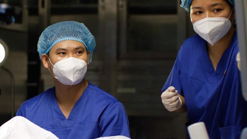 BSKC1 Phạm Văn Hưởng thực hiện chuyển phôi cho bệnh nhân