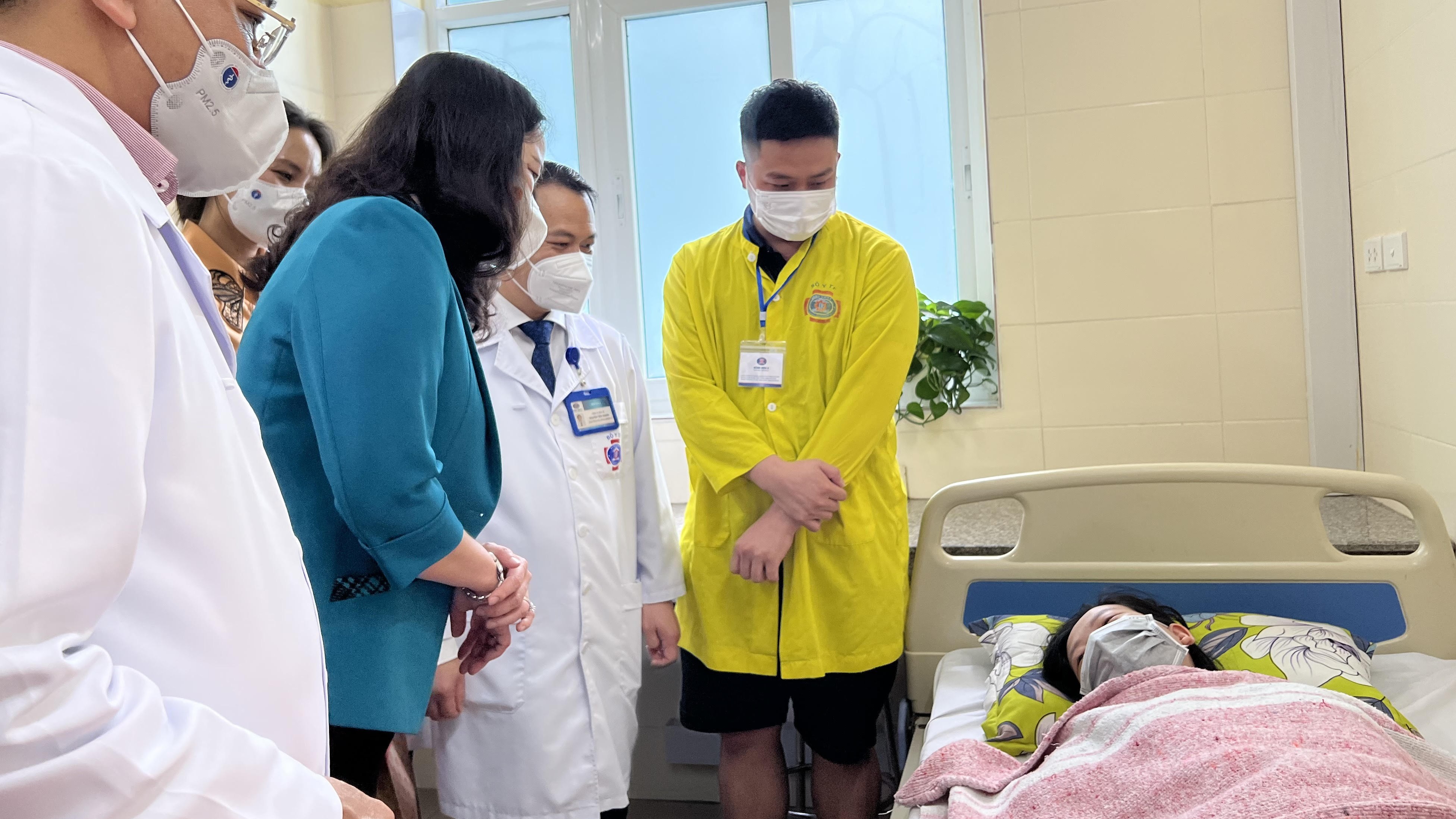 Phó Chủ tịch nước Võ Thị Ánh Xuân thăm hỏi, tặng quà cho trẻ em tại Bệnh viện K