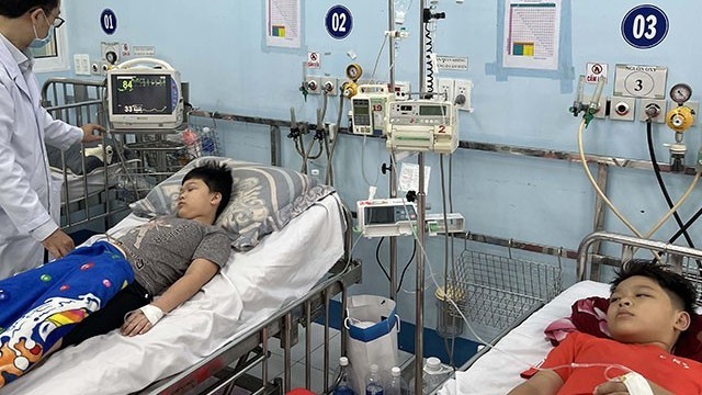 Trẻ bị sốt xuất huyết đang được điều trị tại bệnh viện Nhi Đồng 1, Thành phố Hồ Chí Minh (Ảnh: Mạnh Hảo).
