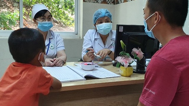 bác sĩ đang tư vấn dinh dưỡng cho trẻ