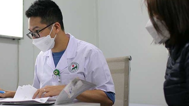 Bác sĩ khám cho bệnh nhân sau khi nhiễm Covid-19.