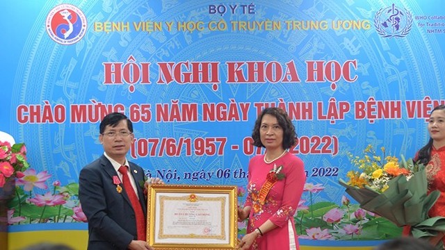 Thầy thuốc nhân dân, PTS, TS Vũ Nam - Bí thư Đảng ủy, Giám đốc bệnh viện được trao tặng Huân chương Lao động hạng 3.