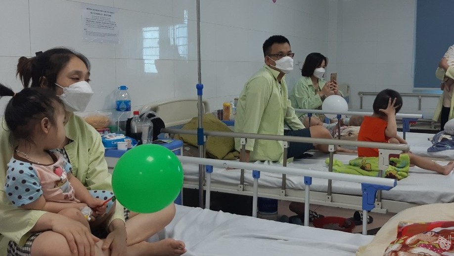 Thời tiết thay đổi, nhiều trẻ nhập viện vì bệnh lý hô hấp, tiêu hóa