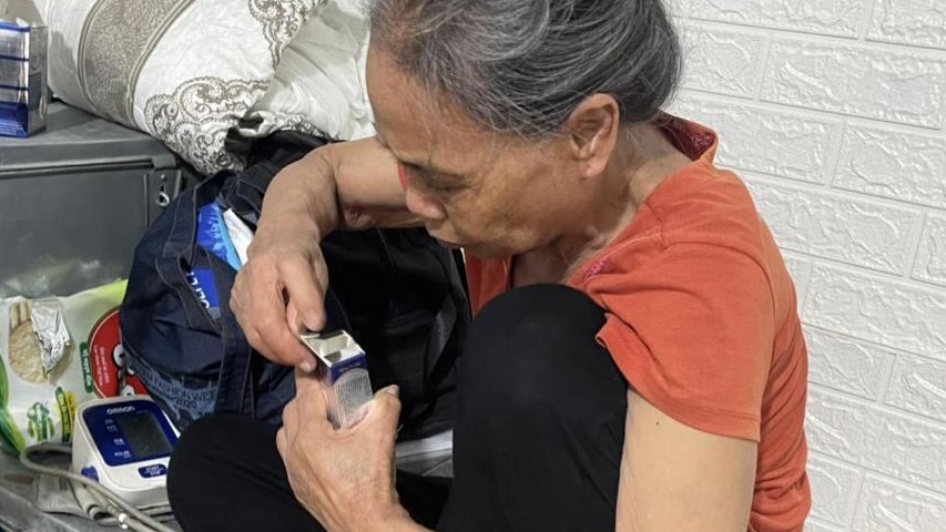 Bà Dương Thị Hoài ngao ngán kiểm tra số thuốc điều trị hỗ trợ của mình